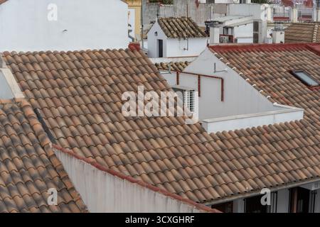 Ein malerischer Blick auf die weißen und roten Dächer von Cordoba mit der Skyline der Stadt im Hintergrund. Das Bild zeigt das traditionelle andalusische Archit Stockfoto