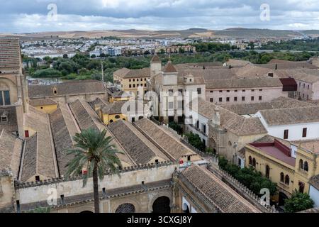 Panoramablick auf Cordobas Moschee und Kathedrale, ein ikonisches Symbol Andalusiens. Das Bild zeigt rote Dächer, die Fassade und die Architektur Stockfoto