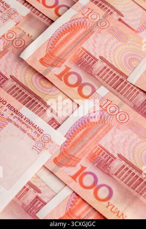 Chinesisches Geld, das für die Zahlung verwendet wird, die rote Währung der Regierung von hundert Yuan, die im chinesischen Staat verwendet wird, der Wert des Geldes beträgt 100 Yuan Stockfoto