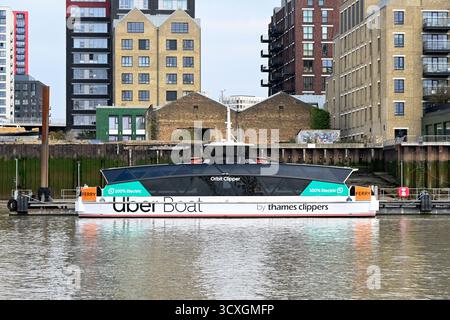 LONDON, Großbritannien - 11. OKTOBER 2025: Die elektrische Orbit Clipper Fähre auf der Themse, die zwischen Canary Wharf und Rotherhithe verkehrt Stockfoto