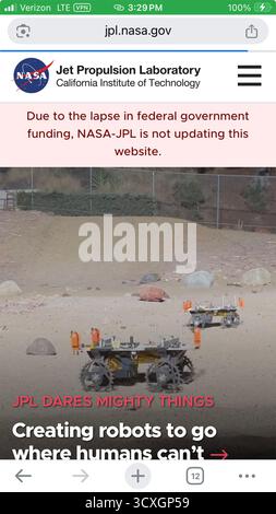 14. Oktober 2025, New York City, New York, USA: Das Jet Propulsion Lab der NASA schneidet 550 Arbeitsplätze ab.das Jet Propulsion Laboratory der NASA wird etwa 550 Arbeiter entlassen, in einer Umstrukturierungsankündigung, die nicht mit der staatlichen Schließung zusammenhängt.Apple iPhone Bildschirmabbildung der NASA Jet Propulsion Website Bannerseite. (Kreditbild: © Billy Tompkins/ZUMA Press Wire) NUR REDAKTIONELLE VERWENDUNG! Nicht für kommerzielle ZWECKE! Stockfoto