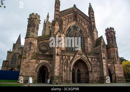 Eingang der Hereford Cathedral, die die größte noch erhaltene Bücherei der Welt hat Stockfoto