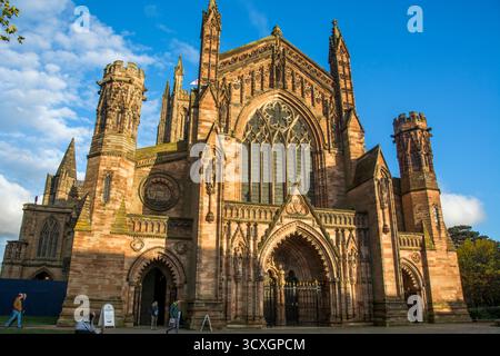 Eingang der Hereford Cathedral, die die größte noch erhaltene Bücherei der Welt hat Stockfoto
