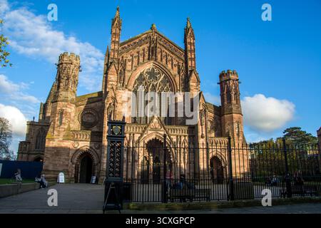 Eingang der Hereford Cathedral, die die größte noch erhaltene Bücherei der Welt hat Stockfoto
