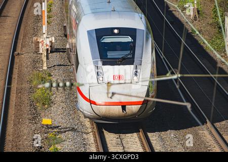 Deutscher Schnellzug ICE fährt auf Gleisen in der Nähe des Düsseldorfer Hauptbahnhofs Stockfoto