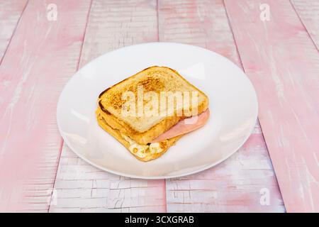 Thunfisch-Sandwich mit Maissalat und hausgemachter Mayonnaise zwischen leicht geröstetem Vollkornbrot Stockfoto