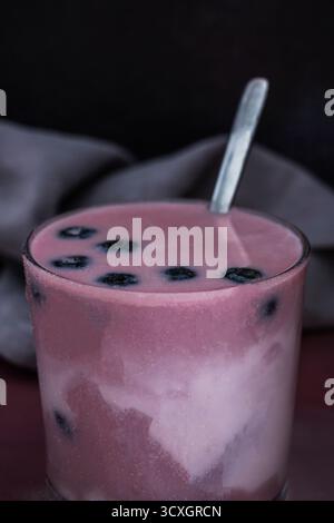 Frisch geerntete Heidelbeeren und açaí Smoothie auf einem rustikalen Holztisch Stockfoto