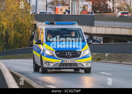 Deutscher Polizeiwagen fährt auf einer Überführung, die zwei Bezirke von Düsseldorf verbindet Stockfoto