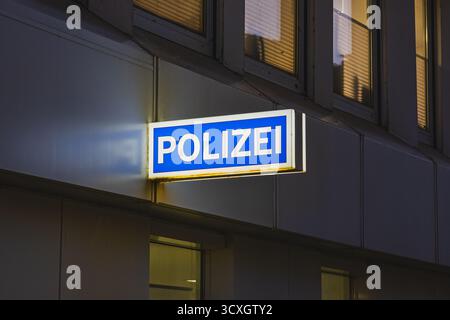 Polizeischild an der Außenseite einer Polizeistation im Düsseldorfer Stadtteil Altstadt Stockfoto