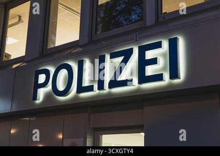 Polizeischild an der Außenseite einer Polizeistation im Düsseldorfer Stadtteil Altstadt Stockfoto