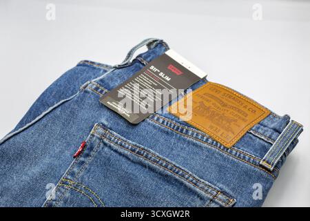 Kiew, Ukraine - 2. März 2025: Jeans Levi's 511 auf weiß. Levi Strauss and Co. Ist ein US-amerikanisches Bekleidungsunternehmen, das weltweit dafür bekannt ist Stockfoto
