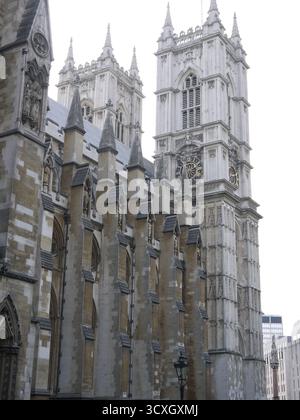 Gotische Kathedralfassade mit kunstvoller Steinarchitektur und Uhr Stockfoto