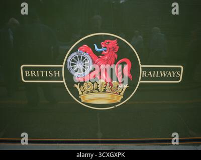 Logo der British Railways mit rotem Löwen und Krone auf grüner Lokomotive Stockfoto