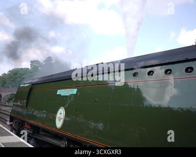 Dampflokomotive Tangmere am Bahnhof mit Rauchwolken aus dem Trichter Stockfoto