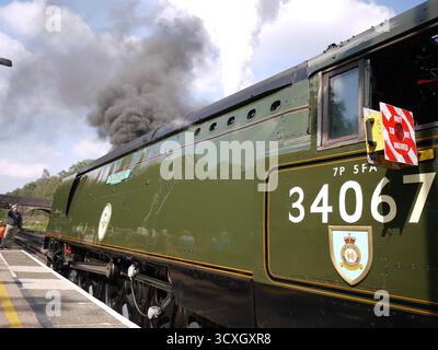 Dampflokomotive 34067 mit wehendem Rauch am Bahnsteig Stockfoto