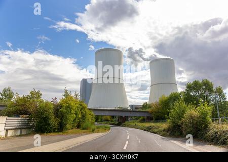 Massives Kühlturmkraftwerk Sachsen Deutschland setzt dampfbewölkten Himmel frei. Der von Feldern umgebene Industriekomplex veranschaulicht die moderne Energie Stockfoto