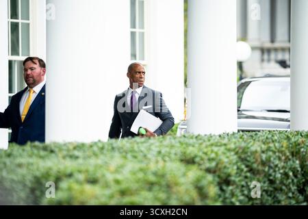 Washington, USA. Oktober 2025. Scott Turner, Minister für Wohnungsbau und Stadtentwicklung, vor dem Weißen Haus in Washington, DC, am Dienstag, den 14. Oktober, 2025. (Graeme Sloan/SIPA USA) Credit: SIPA USA/Alamy Live News Stockfoto