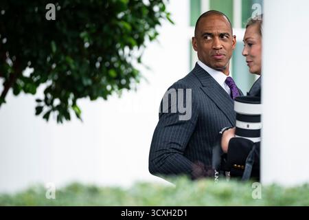 Washington, USA. Oktober 2025. Scott Turner, Minister für Wohnungsbau und Stadtentwicklung, vor dem Weißen Haus in Washington, DC, am Dienstag, den 14. Oktober, 2025. (Graeme Sloan/SIPA USA) Credit: SIPA USA/Alamy Live News Stockfoto
