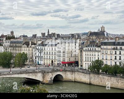 Pariser Stadtbild mit Brücke Pont de Sully über die seine unter bewölktem Himmel, Paris, Ile-de-France, Frankreich, Juli 2024 Stockfoto