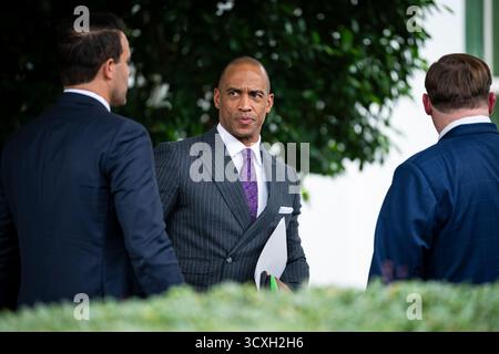 Washington, USA. Oktober 2025. Scott Turner, Minister für Wohnungsbau und Stadtentwicklung, vor dem Weißen Haus in Washington, DC, am Dienstag, den 14. Oktober, 2025. (Graeme Sloan/SIPA USA) Credit: SIPA USA/Alamy Live News Stockfoto