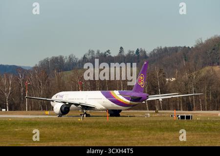 Zürich, Schweiz, 24. Januar 2025 HS-TKL Thai Airways Boeing 777-3ALER Aircraft fährt im Rollen Stockfoto