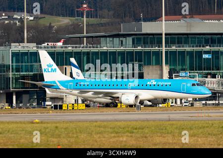 Zürich, Schweiz, 24. Januar 2025 PH-EZV KLM Royal Dutch Airlines Embraer E190STD Flugzeug fährt im Rollen Stockfoto
