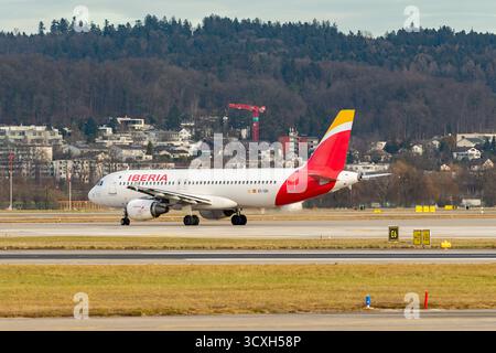 Zürich, Schweiz, 24. Januar 2025 EC-IZH Iberia Airbus A320-214 fährt im Roller Stockfoto