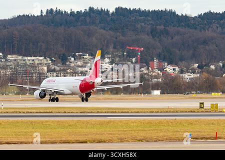 Zürich, Schweiz, 24. Januar 2025 EC-IZH Iberia Airbus A320-214 fährt im Roller Stockfoto