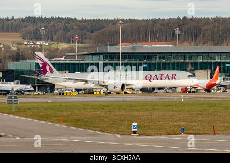 Zürich, Schweiz, 24. Januar 2025 A7-ANP Qatar Airways Airbus A350-1041 ist im Rollen Stockfoto