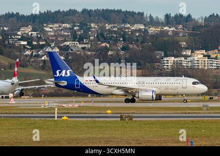 Zürich, Schweiz, 24. Januar 2025 EI-SIU SAS Scandinavian Airlines Airbus A320-251N fährt im Rollen Stockfoto