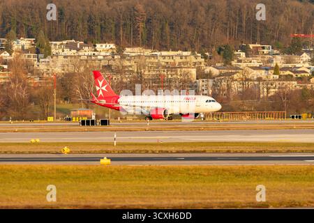 Zürich, Schweiz, 24. Januar 2025 Malta Airlines Airbus A320 Neo Aircraft fährt im Rollen Stockfoto