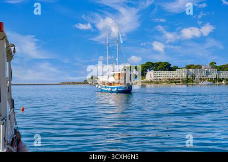 Boote für eine Fahrt um die Inseln der istrischen Halbinsel ab Porec, Kroatien Stockfoto
