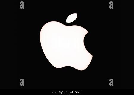 Apple-Logo leuchtet auf schwarzem Hintergrund. London, UK, 4. Juli 2023 Stockfoto