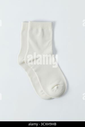Ein Paar weiße Socken, heller Hintergrund. Stockfoto