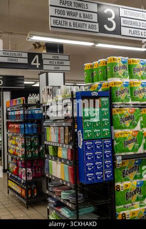 D'Agostino Supermarkt in New York City bietet eine große Auswahl an Produkten, USA 2025 Stockfoto