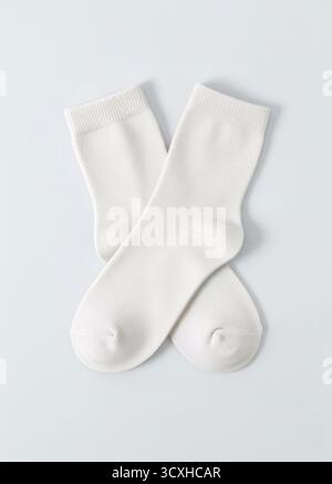 Ein Paar weiße Socken, heller Hintergrund. Stockfoto