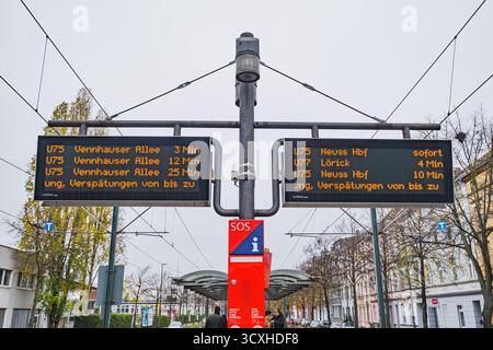 Elektronischer Fahrplan an der U-Bahn-Station im Düsseldorfer Stadtteil Flingern Stockfoto