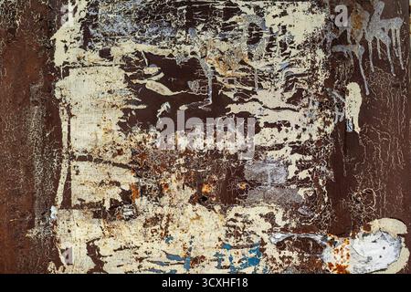 Rostende Metalloberfläche mit Schichten abblätternder Farbe, die eine verstörte Schmirgelstruktur erzeugen. Konzept des Verfalls, Vintage-Textur, urbaner Straßenmauerhintergrund Stockfoto