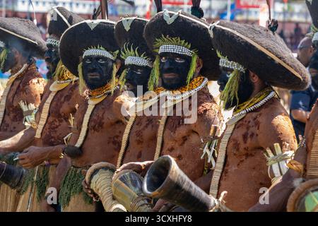 Blackface-Stamm aus der Enga-Provinz Künstler beim Goroka Sing-Sing Festival 2025, Eastern Highlands, Papua-Neuguinea Stockfoto