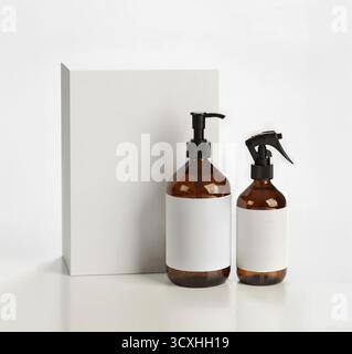 Schachtel und braune Flaschen mit weißen Etiketten. Stockfoto