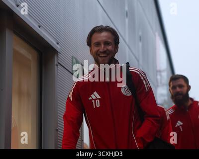 BRACKLEY, ENGLAND – 14. OKTOBER: Morgan Roberts aus Brackley Town trifft am 14. Oktober 2025 vor dem Qualifikationsspiel des FA Cup 4. Runde zwischen Brackley Town und Woking im St James Park in Brackley ein. (Foto von Mitch Davidson/Brackley Town FC via Alamy Live News) Stockfoto
