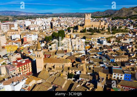 Blick von der Drohne auf das Stadtbild von Villena und Atalaya Castle, Spanien Stockfoto