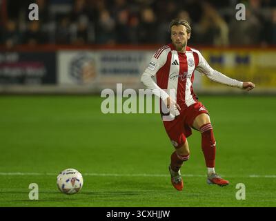 BRACKLEY, ENGLAND – 14. OKTOBER: Morgan Roberts aus Brackley Town nimmt während des Qualifikationsspiels des FA Cup 4. Runde zwischen Brackley Town und Woking am 14. Oktober 2025 in Brackley, Großbritannien, eine Berührung auf. (Foto von Mitch Davidson/Brackley Town FC via Alamy Live News) Stockfoto