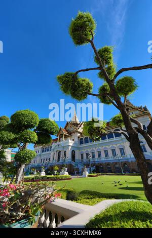 Phra Thinang Dusit Maha Prasat Gebäude und Turm im Grand Palace Komplex Gärten und Topiary, Wat Phra Kaew, Bangkok, Thailand. Stockfoto