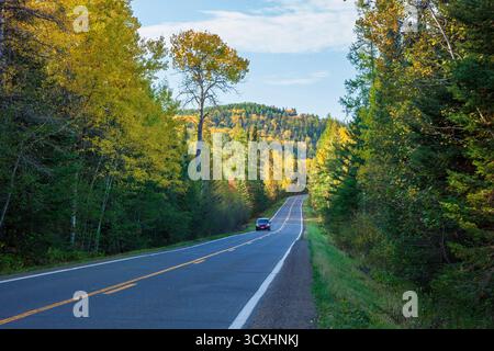 Hügel und Bäume entlang des Gunflint Trail im Norden von Minnesota an einem sonnigen Herbstnachmittag Stockfoto