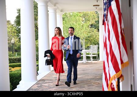 Washington, Usa. Oktober 2025. Vanessa Trump und Donald Trump Jr. kommen am Dienstag, den 14. Oktober, zu einer Medal of Freedom Zeremonie zu Ehren von Charlie Kirk im Rosengarten des Weißen Hauses in Washington, DC, USA. 2025. Vermerk: Alex Wroblewski/Pool über CNP Vermerk: Abaca Press/Alamy Live News Stockfoto
