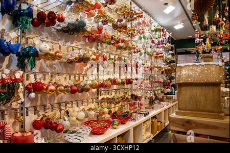 Bunte Weihnachtsbaumspielzeuge im Laden. Neujahrsdekor Stockfoto