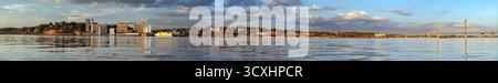 Weite Panoramaaussicht auf Alton, Illinois, einschließlich der Clark Bridge über den Mississippi River von Missouri Stockfoto