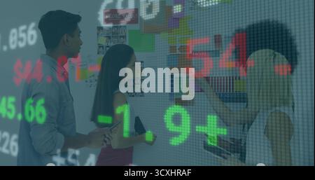 Teamarbeit an Bord im Büro mit Farbfeldern, numerischen Overlay-Smartphone-Tablet Stockfoto