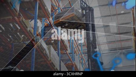 Anheben des Gabelstaplermastes Anheben der gewickelten Palette in Richtung des hohen Regals im Lager, mit digitaler Überlagerung Stockfoto